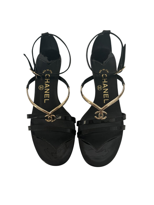 CHANEL LOGO CHARM PATENT LEATHER HEELS IT 35 C